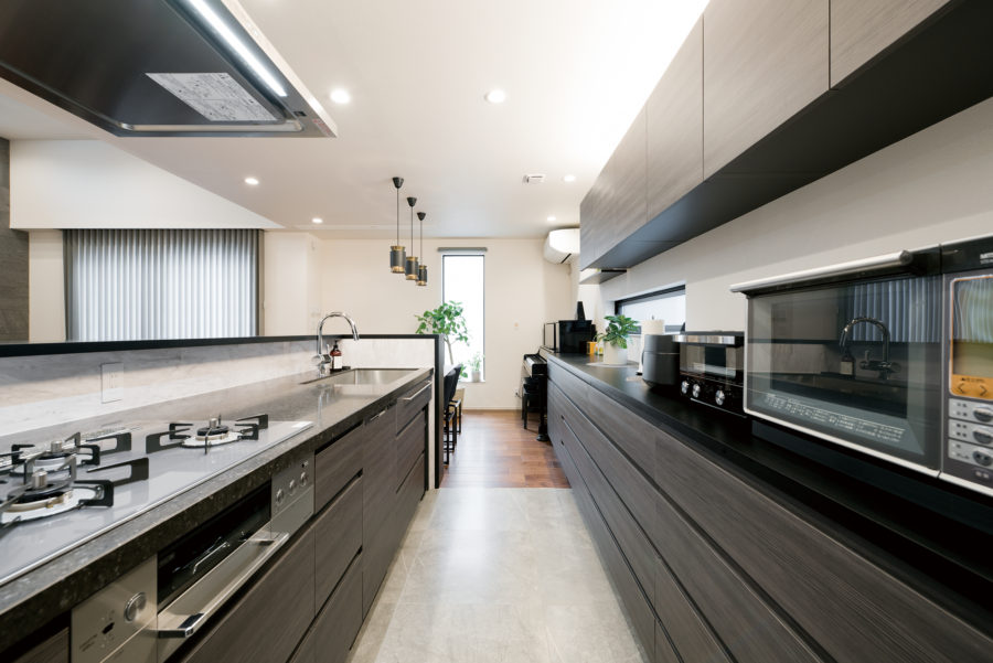 注文住宅「無機質と有機質の調和が心地よい住まい」のキッチン2の施工事例