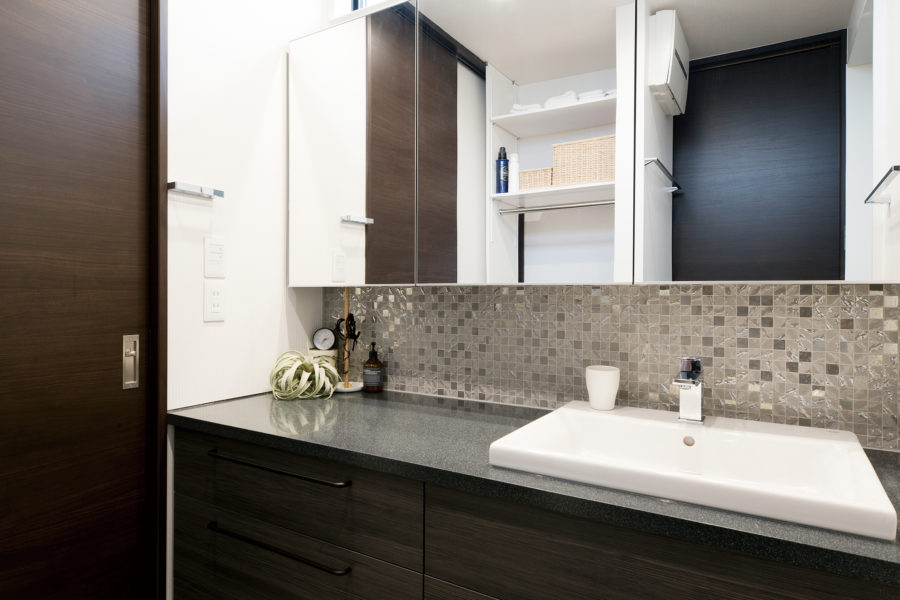 注文住宅「無機質と有機質の調和が心地よい住まい」の洗面所の施工事例