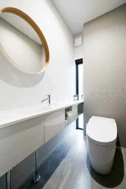 注文住宅「無機質と有機質の調和が心地よい住まい」のトイレの施工事例