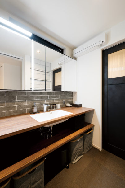 注文住宅「空間を最大限に生かしたステップライブラリを持つ家」の洗面所の施工事例