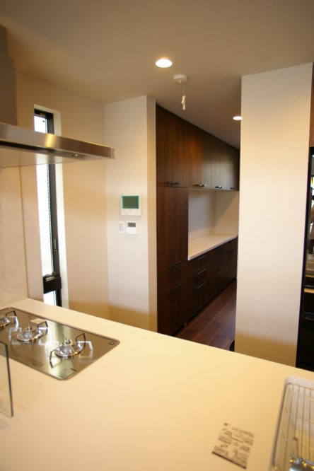 注文住宅「シンプルとスマートなバランスが心地いい住まい」のキッチンの施工事例