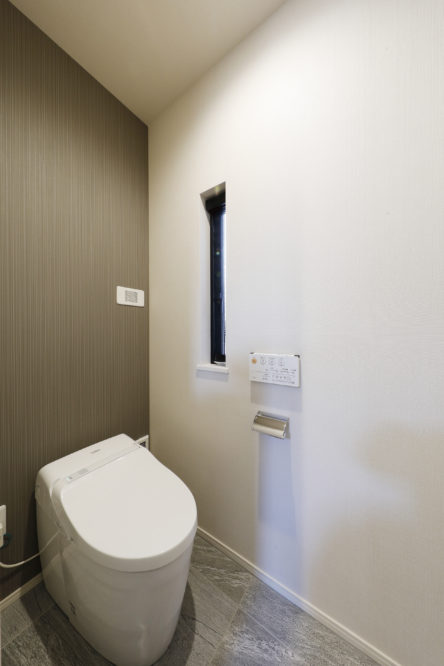 注文住宅「明るい地下室付きのスキップフロアの家」のトイレの施工事例