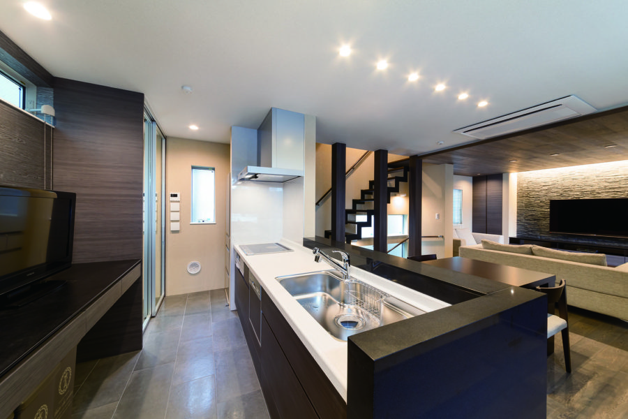 注文住宅「機能性とデザイン性を兼ね備えた落ち着いた住宅」のキッチンの施工事例