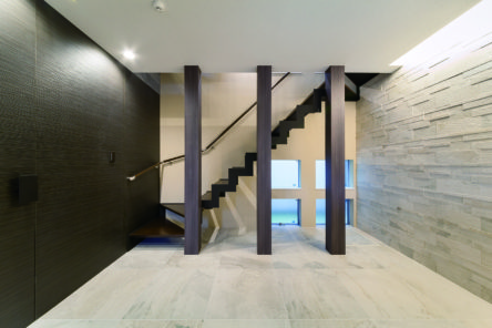 注文住宅「機能性とデザイン性を兼ね備えた落ち着いた住宅」の階段の施工事例