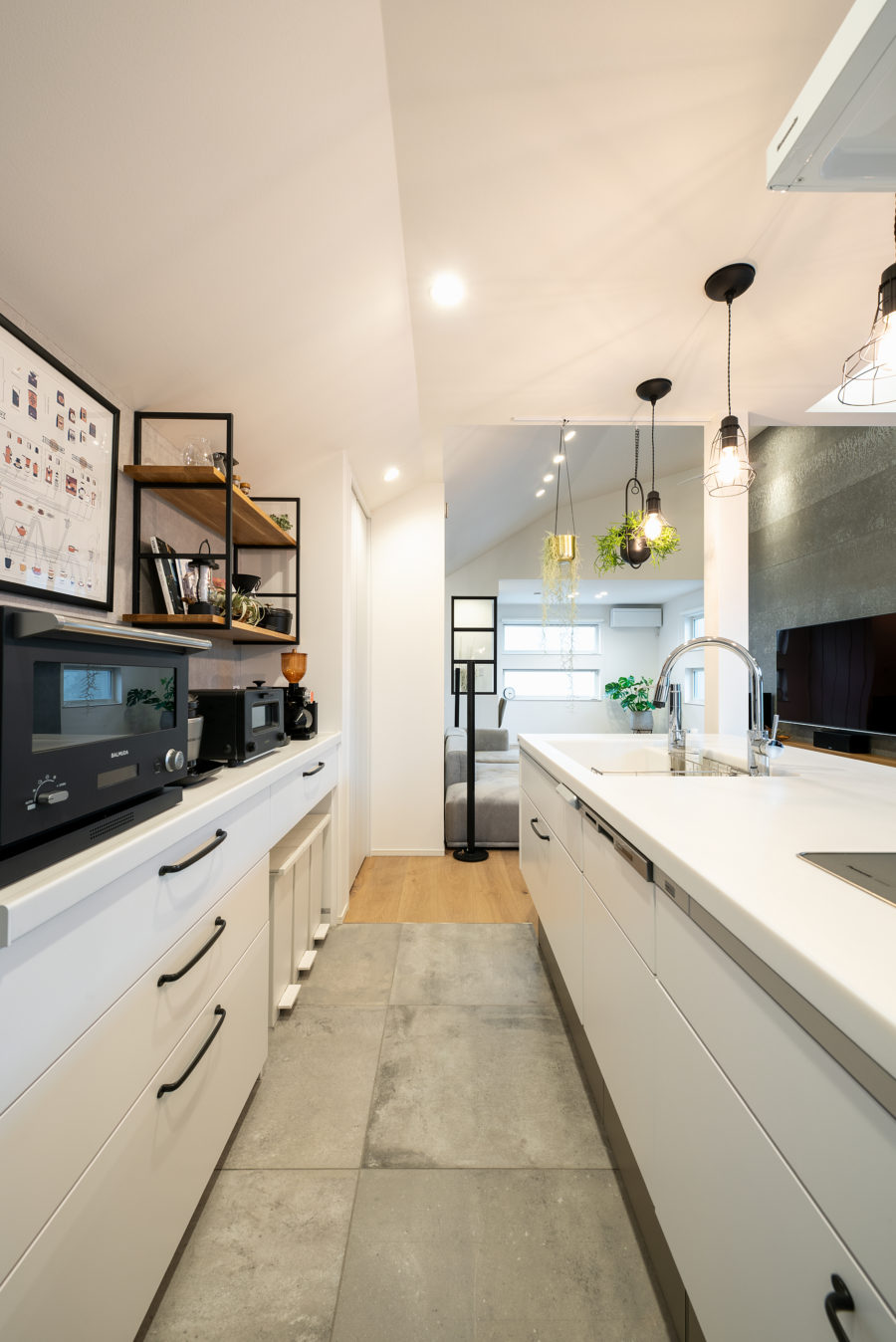 注文住宅「ブラックを指し色にしたナチュラルなモノトーンハウス」のキッチンの施工事例