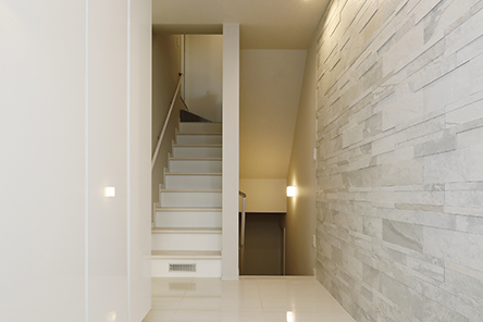 注文住宅「明るい地下室付きのスキップフロアの家」の階段の施工事例