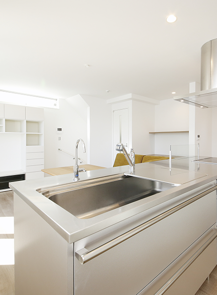 注文住宅「内観・外観共に白でまとめた広くスッキリとした家」のキッチンの施工事例
