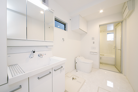 注文住宅「内観・外観共に白でまとめた広くスッキリとした家」のバスルームの施工事例
