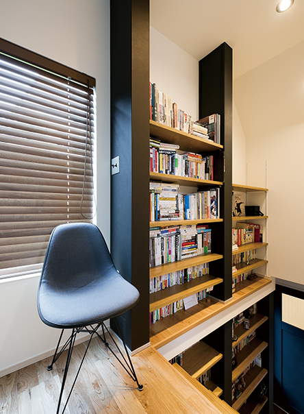 注文住宅「空間を最大限に生かしたステップライブラリを持つ家」の本棚の施工事例