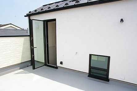 注文住宅「シンプルとスマートなバランスが心地いい住まい」の屋上の施工事例