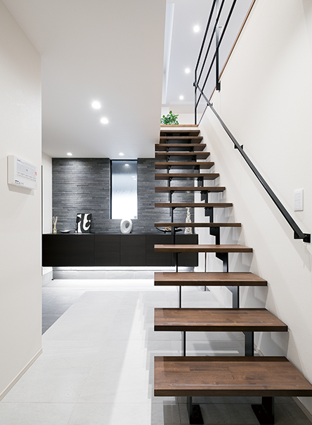 注文住宅「無機質と有機質の調和が心地よい住まい」の階段の施工事例
