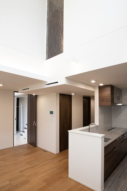 注文住宅「ビルトインガレージのある全館空調の3階建て高性能二世帯」のキッチンの施工事例