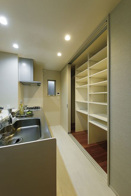 注文住宅「収納を充実させた、3階建てデザイン住宅」のキッチンの施工事例