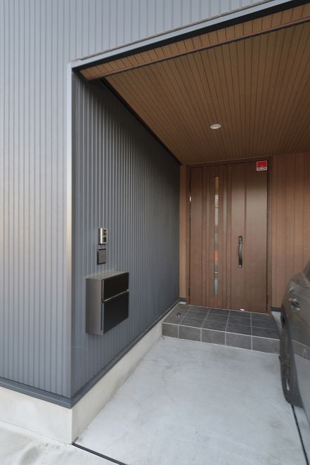 注文住宅「無機質と有機質を調和させたビルドインガレージハウス」の玄関の施工事例