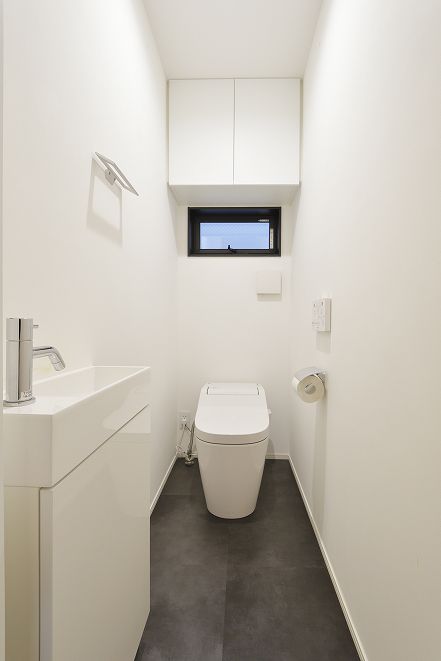 注文住宅「無機質と有機質を調和させたビルドインガレージハウス」のトイレの施工事例