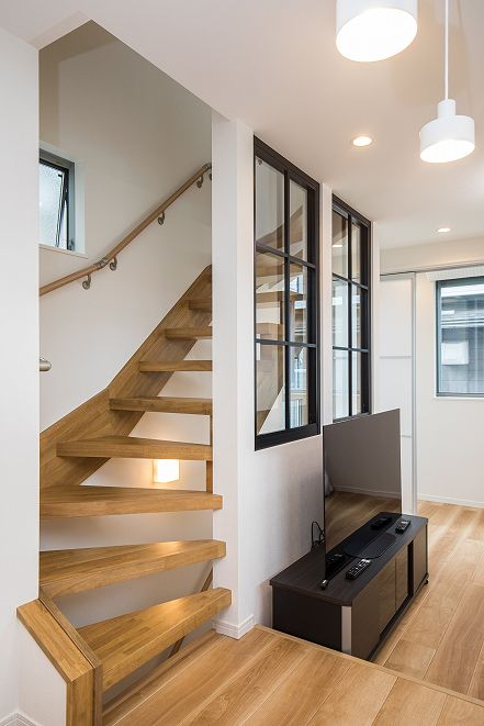 注文住宅「空間を有効活用した3階建て狭小住宅」の階段の施工事例
