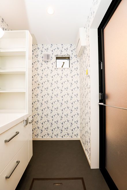 注文住宅「住みやすさを重視したエレベーターのある都市型狭小住宅」の洗面所の施工事例