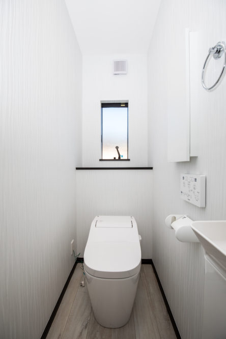 注文住宅「住宅性能の高い広いエントランスを持つモノトーンの家」のトイレの施工事例