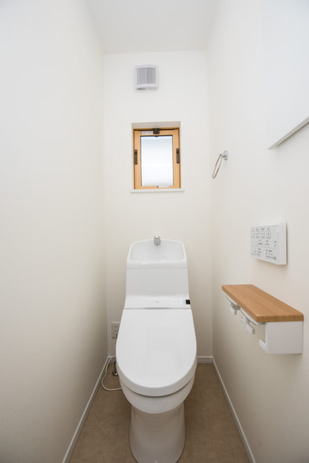 注文住宅「デザインにこだわった2階建ての家」のトイレの施工事例