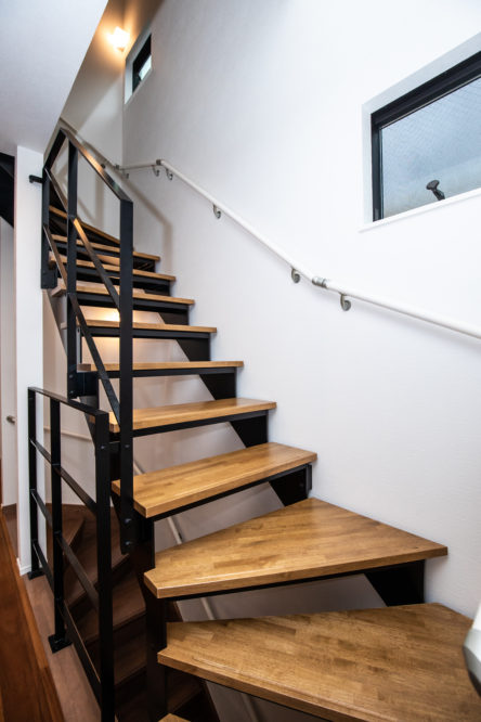 注文住宅「スケルトン階段のビルドインガレージ付き3階建て住宅」の階段の施工事例