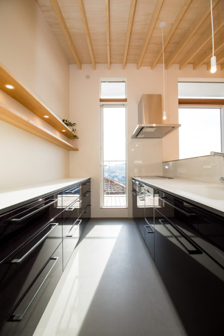 注文住宅「高台を最大限活かしたナチュラルモダンの家」のキッチンの施工事例