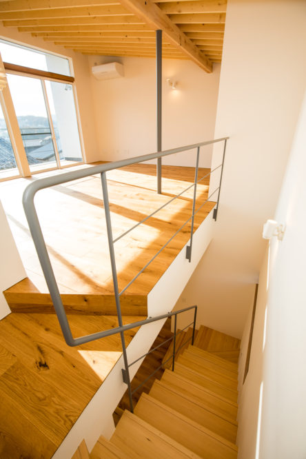 注文住宅「高台を最大限活かしたナチュラルモダンの家」の階段の施工事例