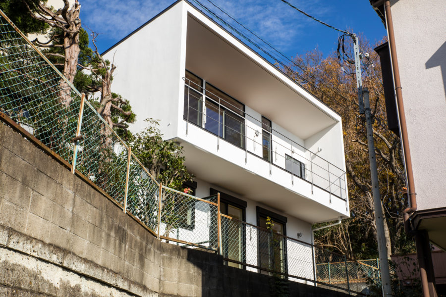 注文住宅「高台を最大限活かしたナチュラルモダンの家」の外観2の施工事例