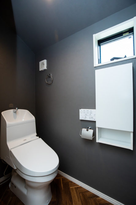 注文住宅「外観がブラックの空間をうまく使った狭小住宅」のトイレの施工事例