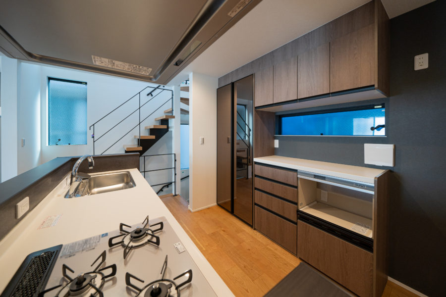注文住宅「空間の広がりと機能性を工夫した3階建ての家」のキッチンの施工事例