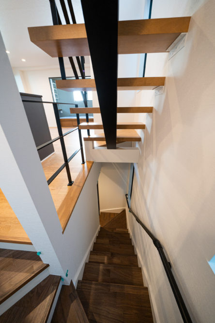 注文住宅「空間の広がりと機能性を工夫した3階建ての家」の階段の施工事例