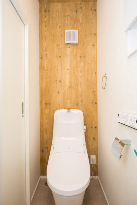 注文住宅「木目調の内装からあたたかみを感じるスケルトン階段の家」のトイレの施工事例