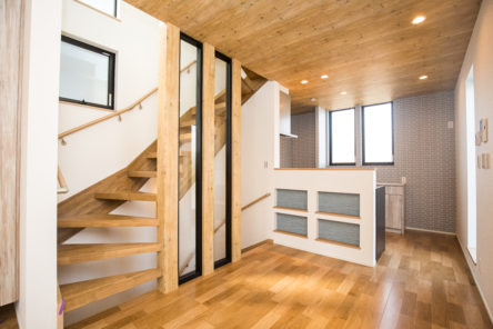 注文住宅「木目調の内装からあたたかみを感じるスケルトン階段の家」の施工事例