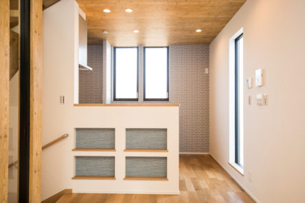 注文住宅「木目調の内装からあたたかみを感じるスケルトン階段の家」のキッチンの施工事例