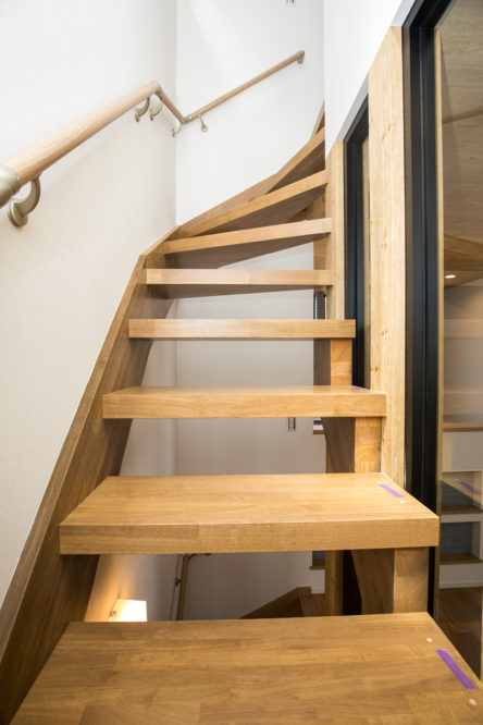 注文住宅「木目調の内装からあたたかみを感じるスケルトン階段の家」の階段の施工事例