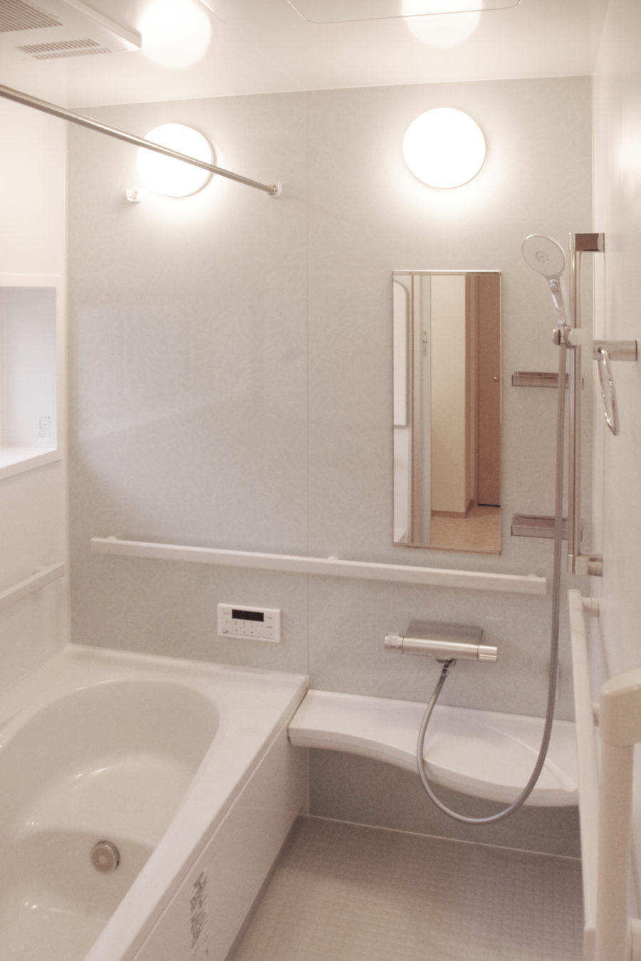 注文住宅「車椅子での生活を考慮したバリアフリーの家」のバスルームの施工事例
