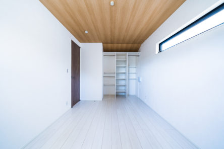 注文住宅「広がりのある空間を演出する間接照明の3階建て住宅」の寝室の施工事例