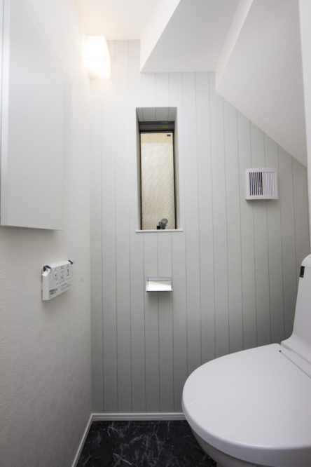 注文住宅「ホワイト基調の一日通して明るいLDKの家」のトイレの施工事例