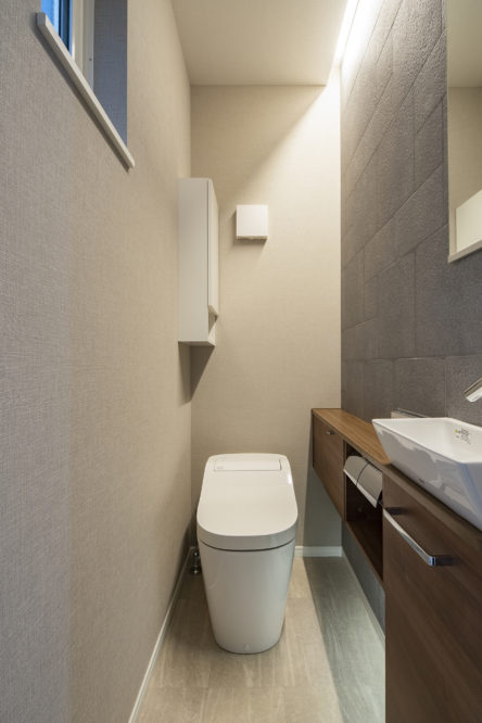 注文住宅「広々LDKから繋がるリビング階段の家」のトイレの施工事例