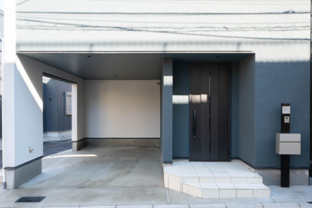 注文住宅「変形敷地に建つシンプルモダンな家」の玄関とガレージの施工事例