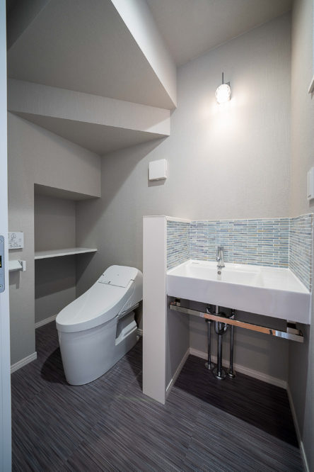 注文住宅「吹き抜けのある暮らしの家」のトイレの施工事例