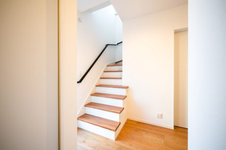 注文住宅「吹き抜けのある暮らしの家」の階段の施工事例