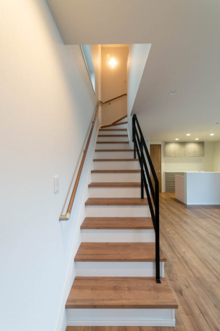 注文住宅「凹凸の抑揚がある家」の階段の施工事例