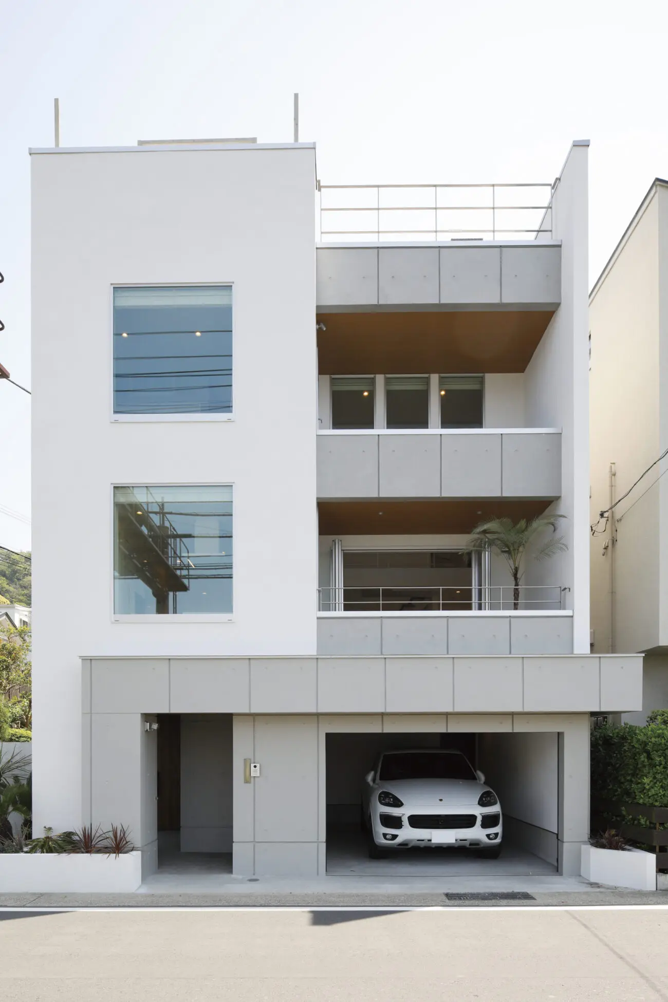 スクエアな外観をデザイン。凹凸をつけRCのような外観を設計。