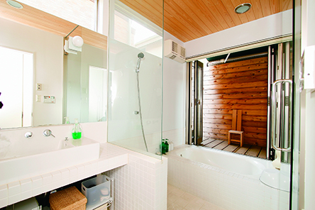 注文住宅「縦長のサッシを外壁に配置した、パッシブデザインの家」のバスルームの施工事例