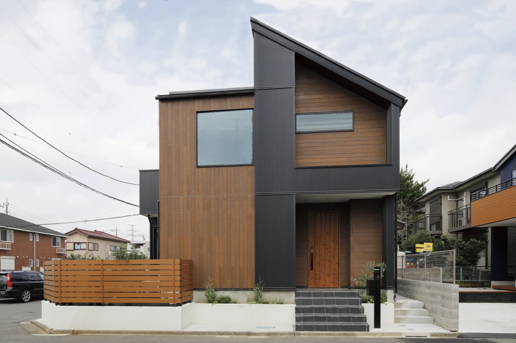 シックな黒とナチュラルな木目が織りなす、豊かな表情を持つ外観