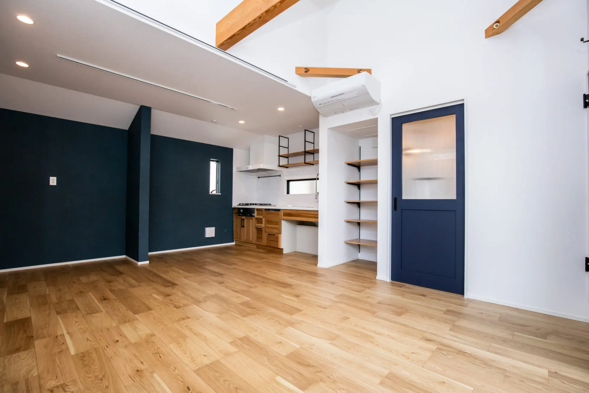 吹き抜けの構造体を見せることでより一層ナチュラル感が出ていいる。