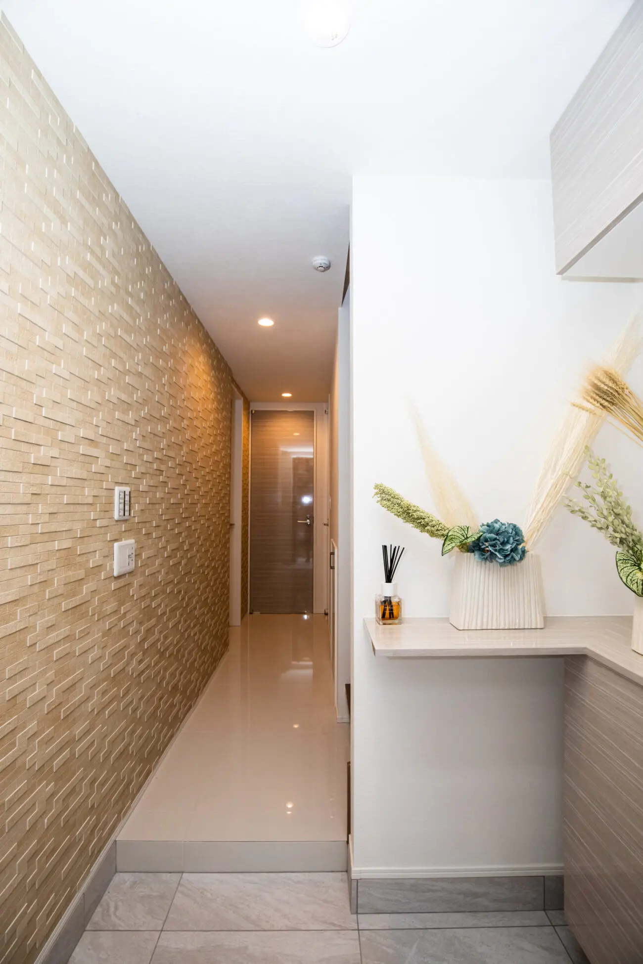 注文住宅「スケルトン階段のビルドインガレージ付き3階建て住宅」の玄関ホールの施工事例