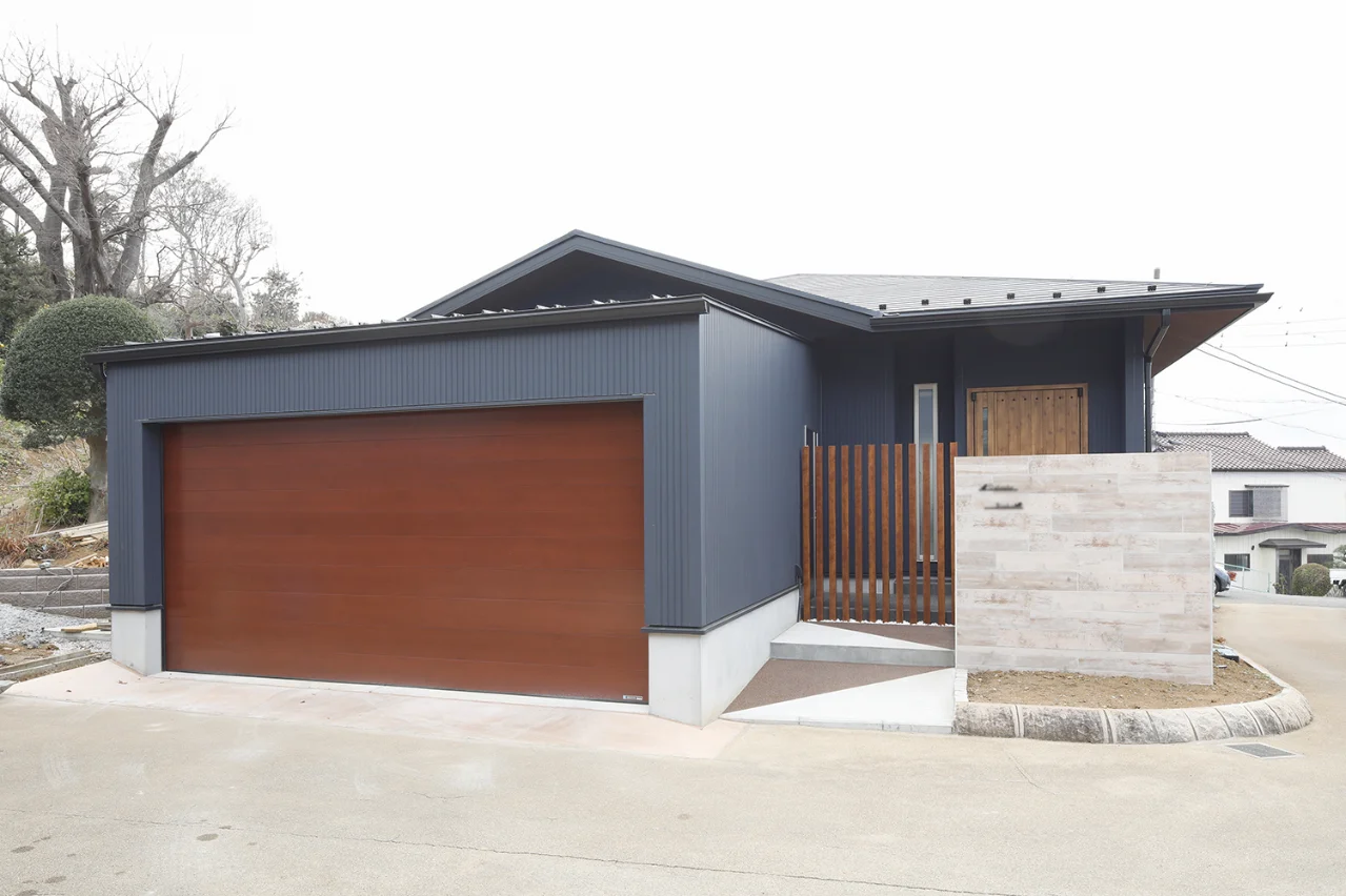 ビルトインの脇の小道をアプローチとして使用。どっしりとした外観となっている。