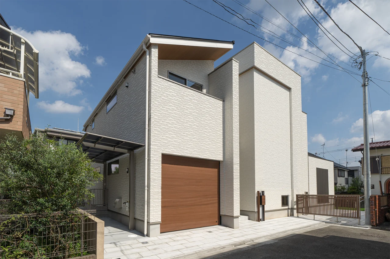 平面的な外壁に凹凸をつくり、スクエアのイメージを全面に出した。