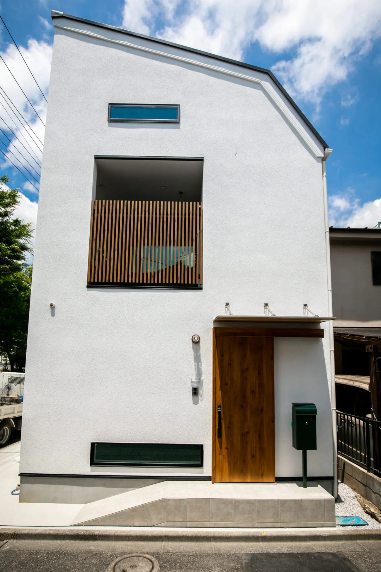 窓の位置をに気を配り、格子をアクセントに外観をまとめた。